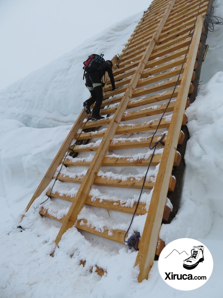 Escalera de madera para superar una grieta en el Allalinhorn