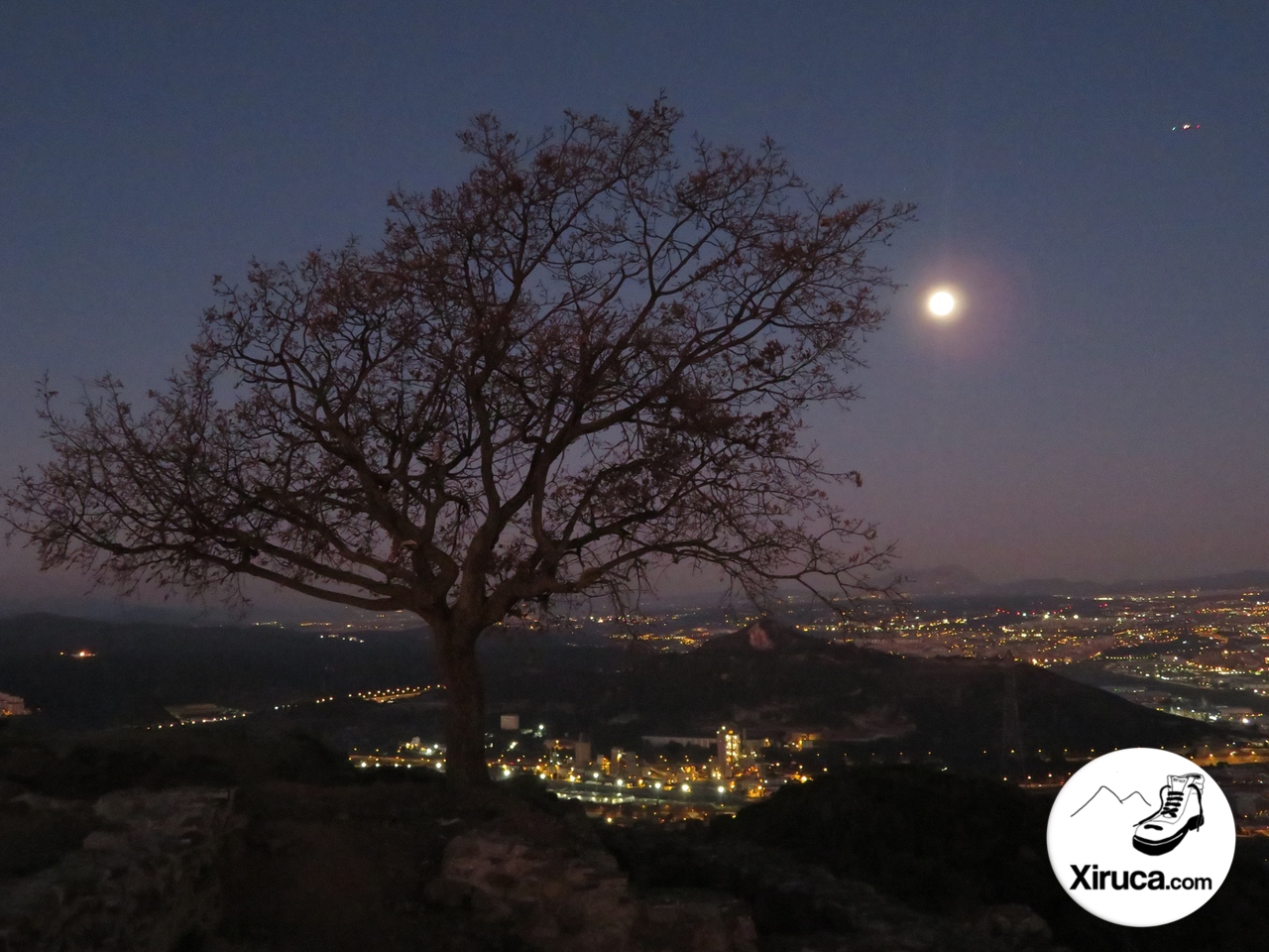 Turó de Montcada y Montserrat desde Puig Castellar con luna llena