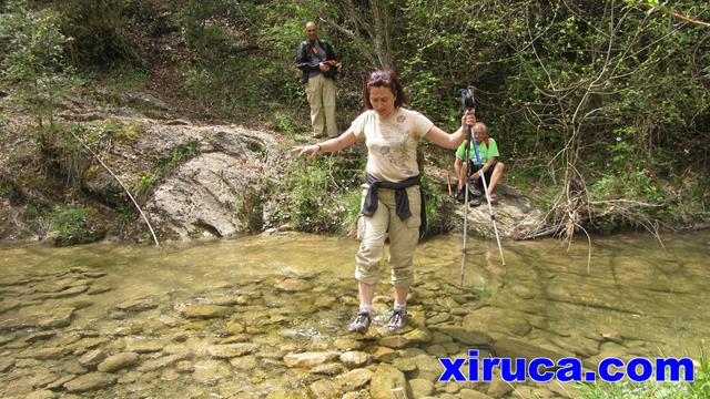 Sonia cruzando el río