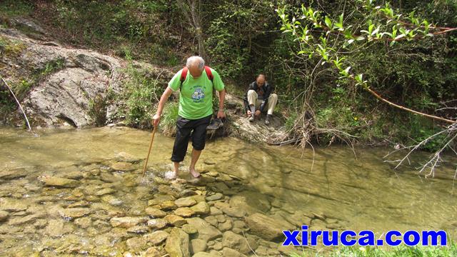 Luis cruzando el río