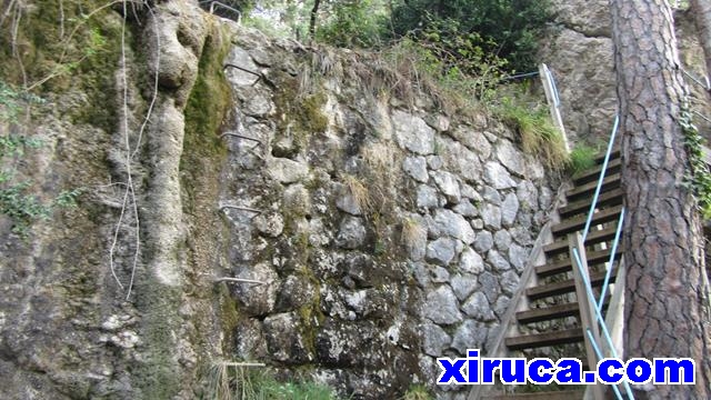 Escalones de antigua ferrata