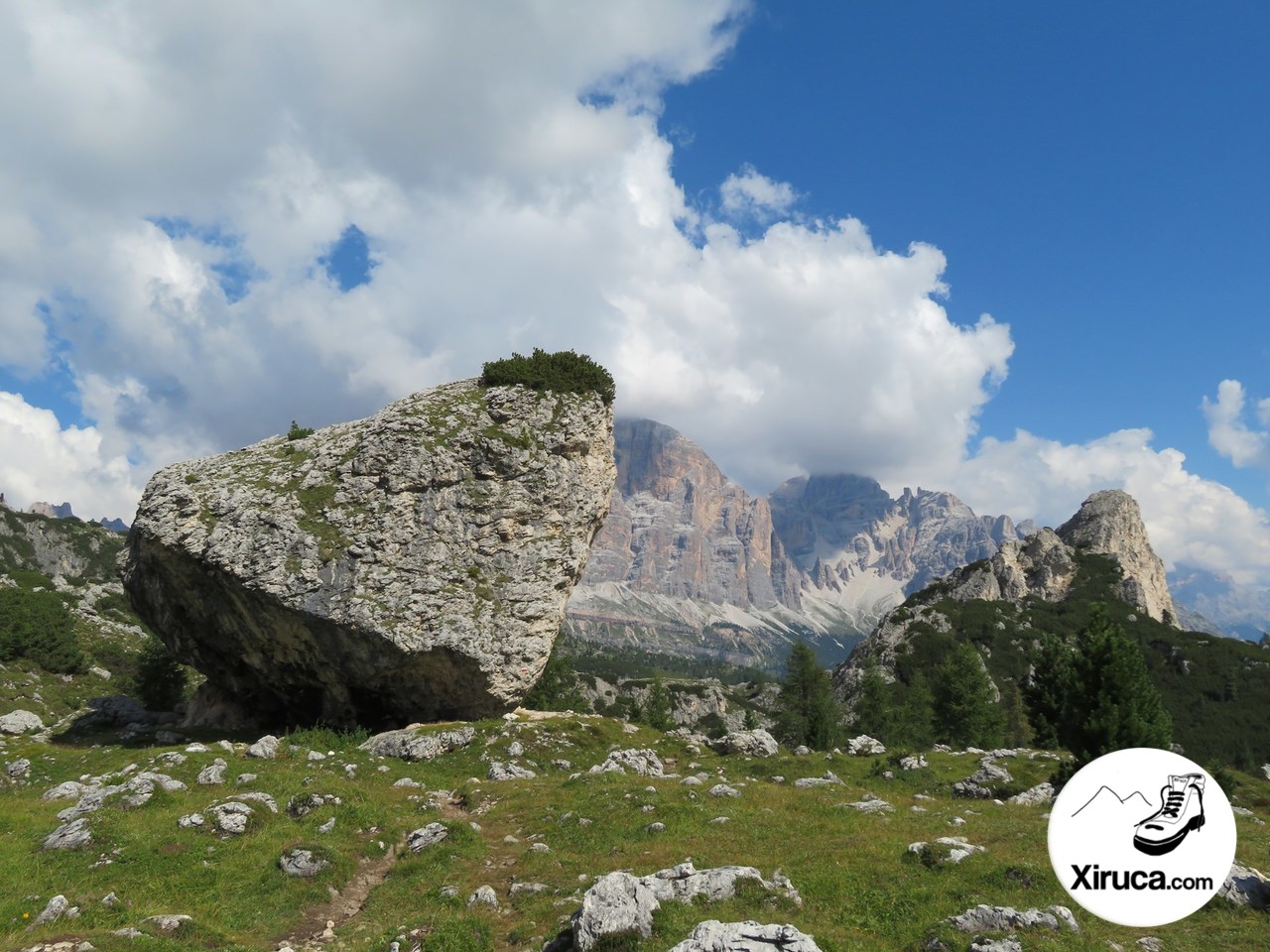 Enorme roca, con la Tofana di Rozes de fondo