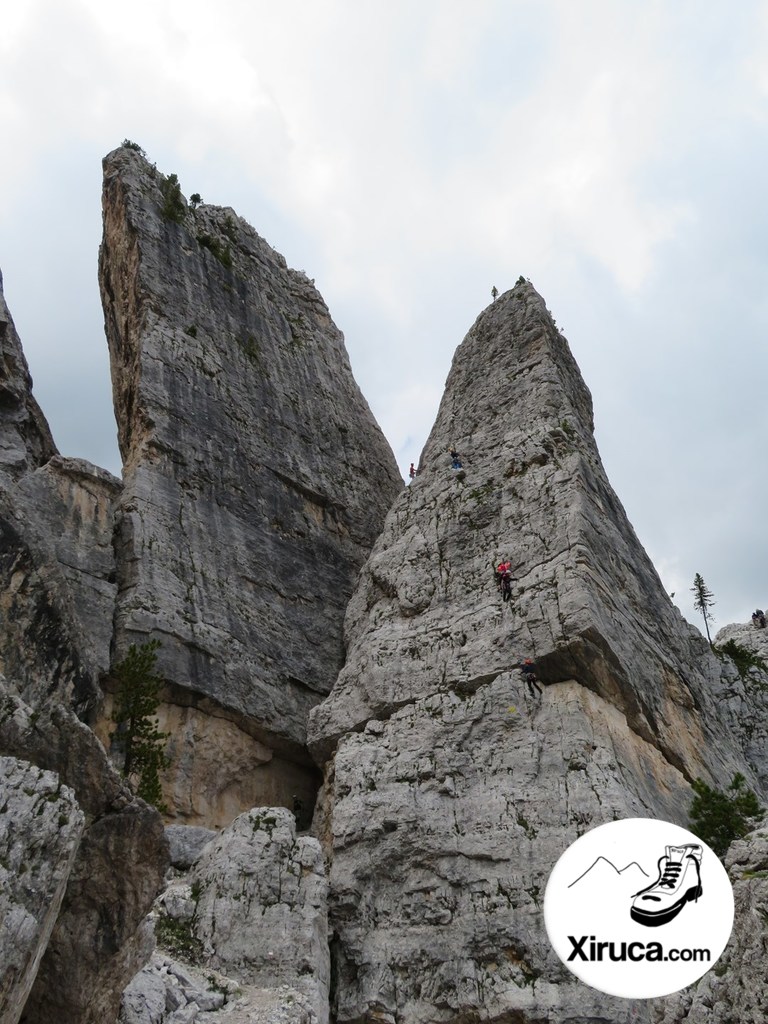 Escaladores en Cinque Torri