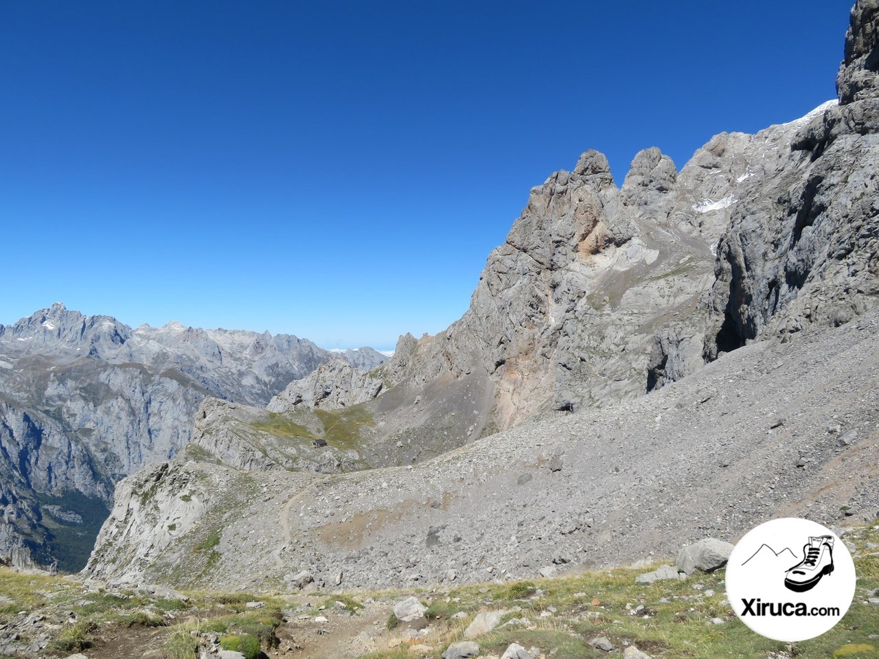 Refugio de Collado Jermoso, Torre de Llaz y Torre Peñalba desde Las Colladinas