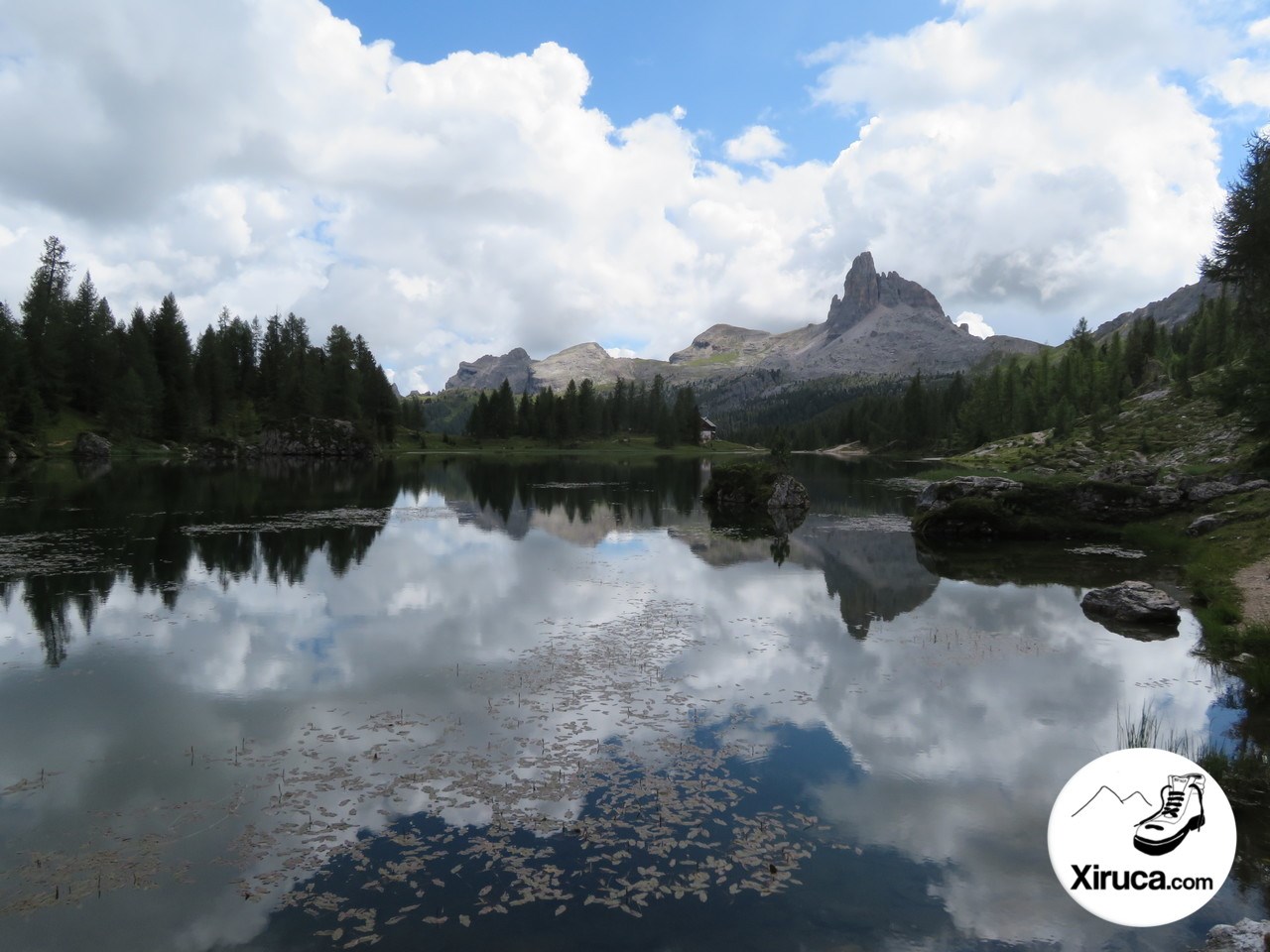 Croda da Lago reflejada en Lago Federa