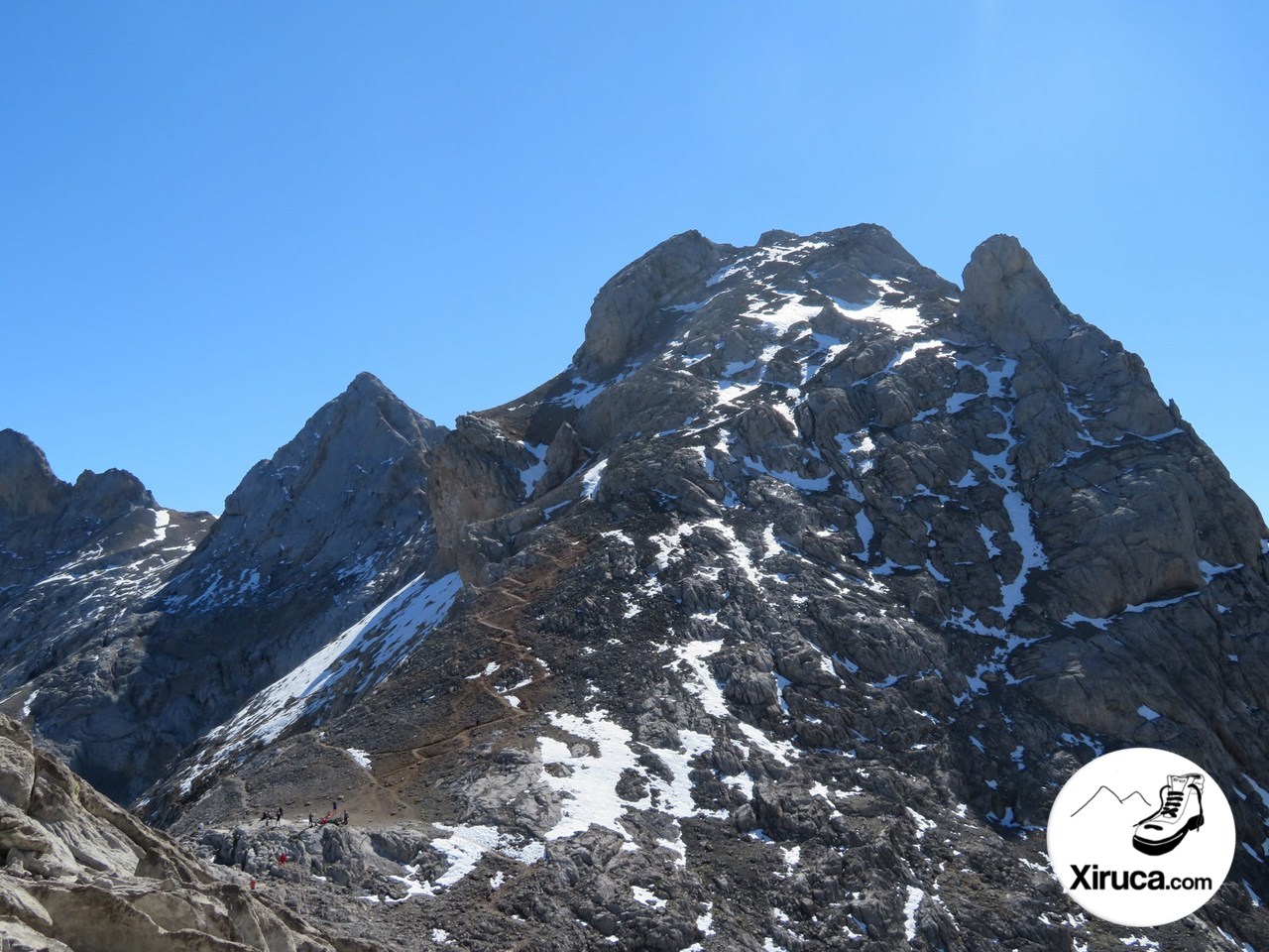 Torre de los Horcados Rojos desde camino al Pico Tesorero