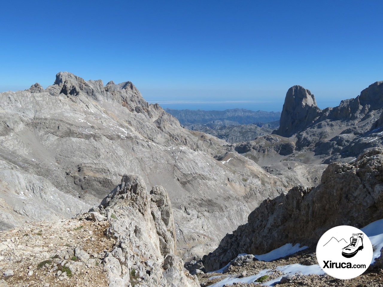 Torre de la Párdida, Mar Cantábrico y Naranjo de Bulnes llegando a Pico Tesorero