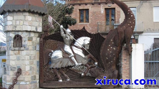 Puerta con Sant Jordi matando al dragón