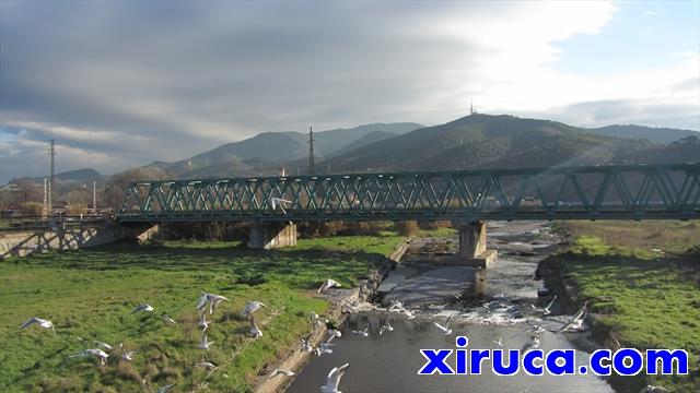 Serralada de Marina desde el puente sobre el Río Ripoll