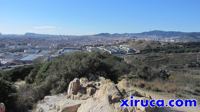 Montjuïc, Barcelona y Tibidabo desde la Creu de Montigalà