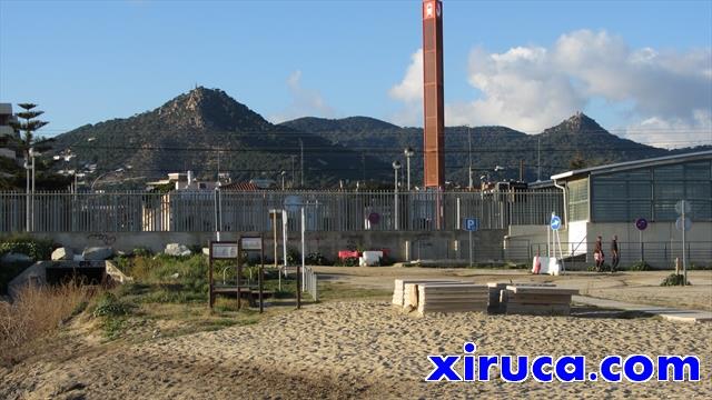 Montcabrer y Castell de Burriac desde la playa de Cabrera de Mar