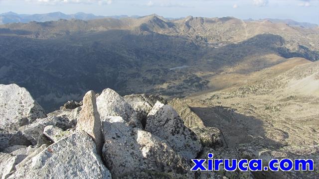 Vista des del Pic de Setut: Estany de la Bova i de l'Illa,  Pic de Pessons, Pic de Ríbuls