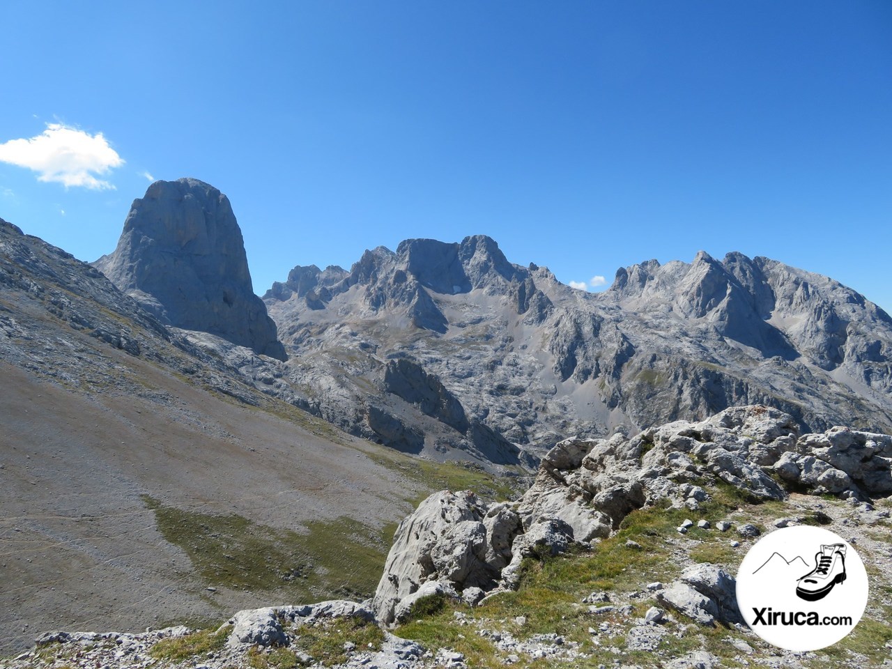 Naranjo de Bulnes y Neverón de Urriellu desde Collado Camburero