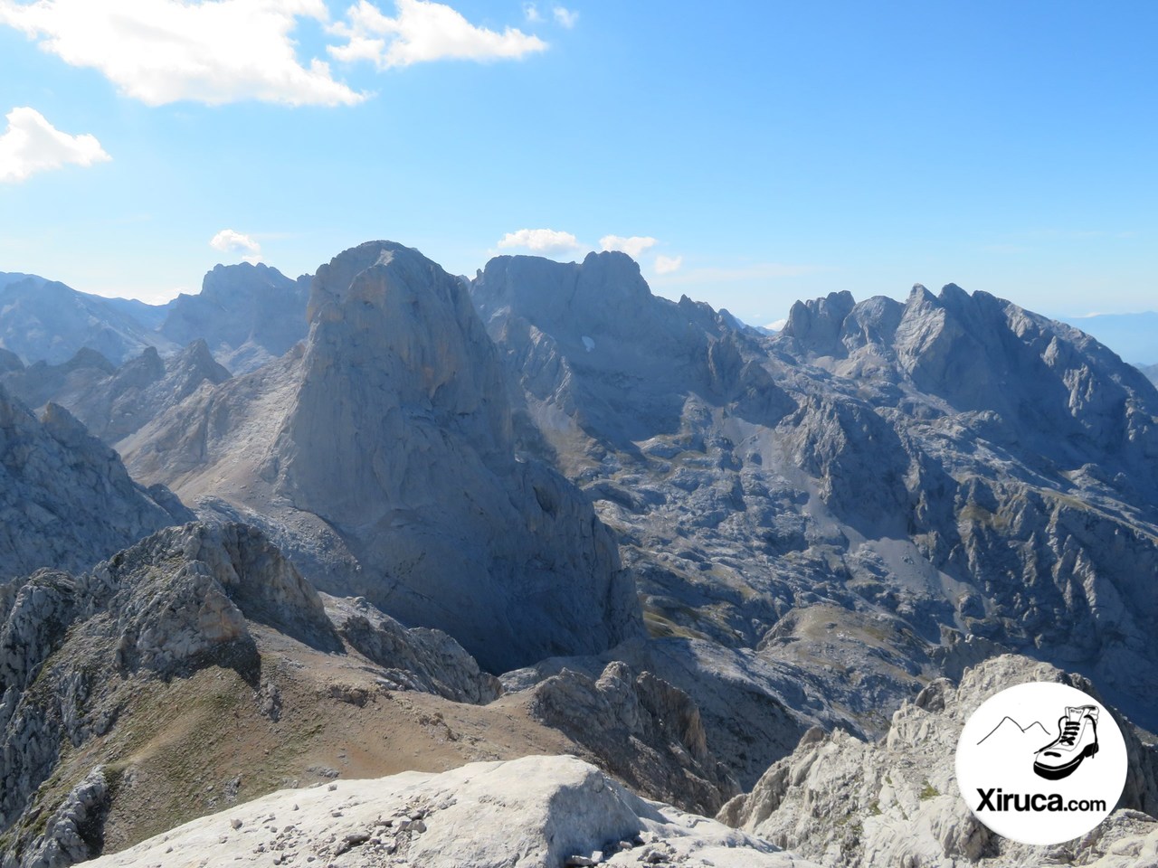 Naranjo de Bulnes, Neverón de Urriellu y Pico de Albo desde Peña Castil