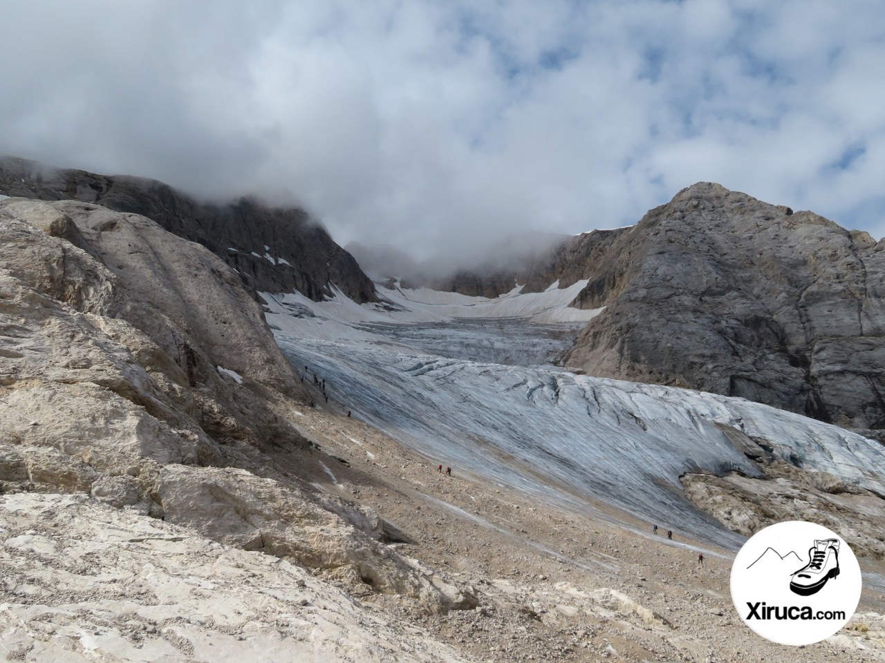 Montañeros ascendiendo al glaciar de la Marmolada