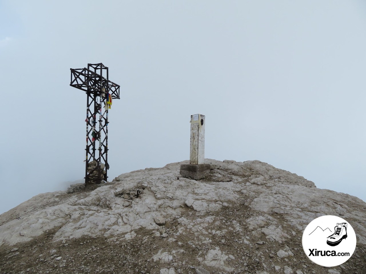 Cruz y vértice geodésico en la Punta Penia