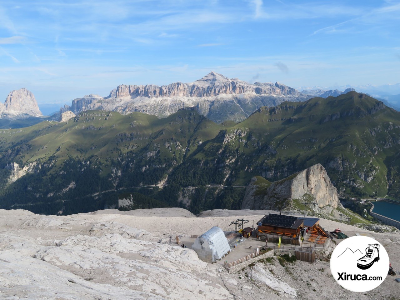 Piz Boé y Rifugio de Pian de Fiacconi subiendo a la Punta Penia