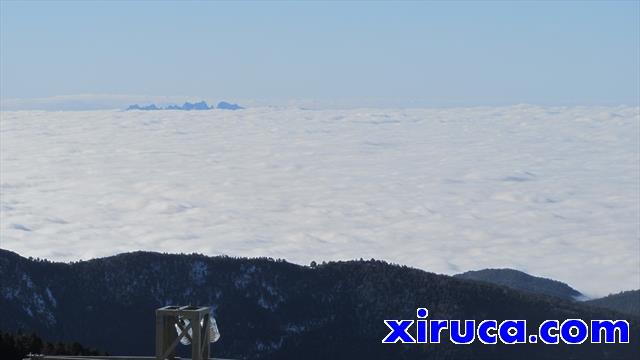 Montserrat asoma sobre el mar de nubes