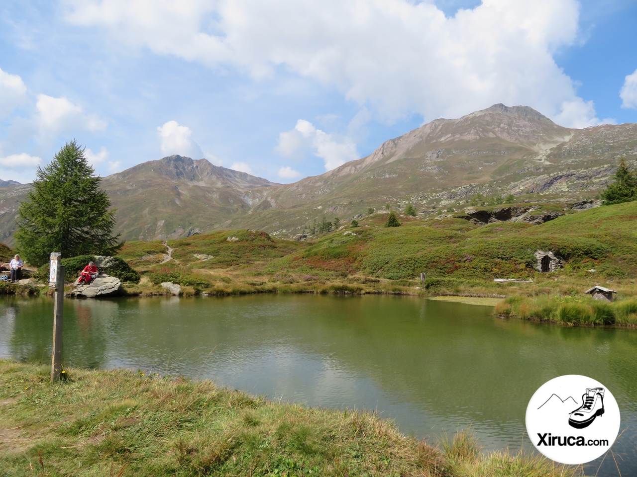 Lago junto a hotel en Simplon Pass