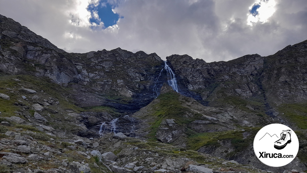 Cascada y paredes en el descenso a Wysse Bode