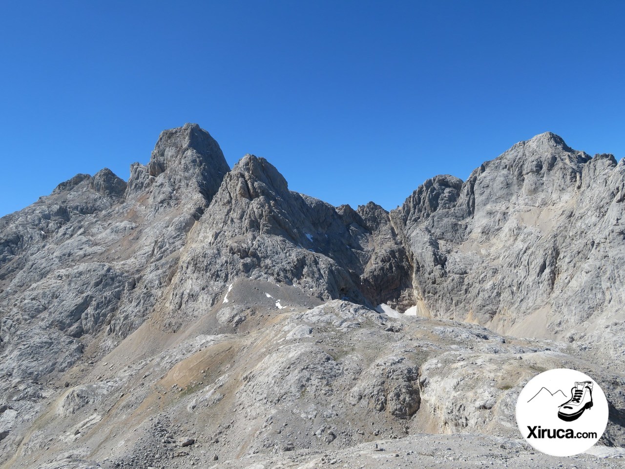 Torre Cerredo y Pico de los Cabrones