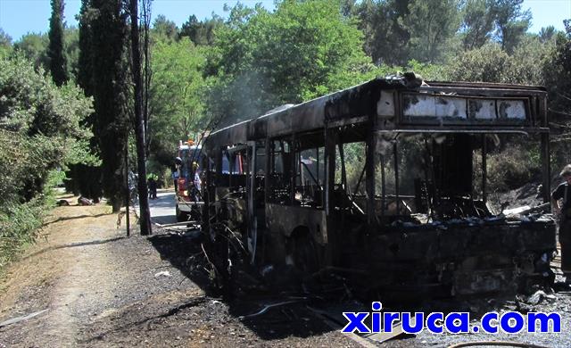 Autobús quemado en la carretera del cementerio de Collserola