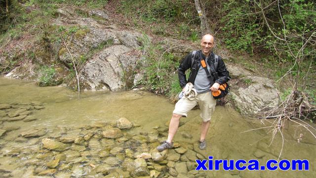 Carlos posando en el río