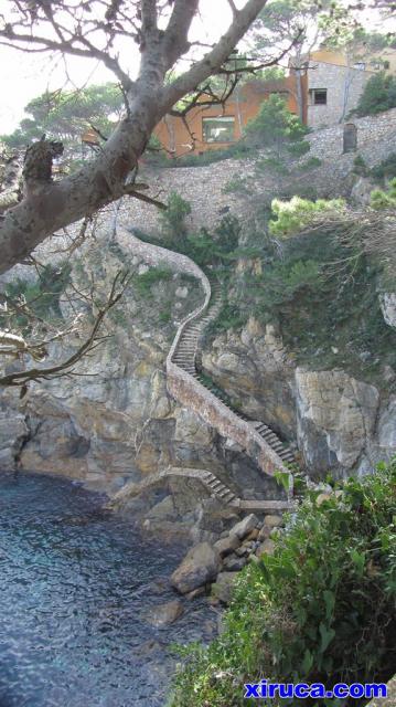 Escaleras en el camino a Sa Tuna