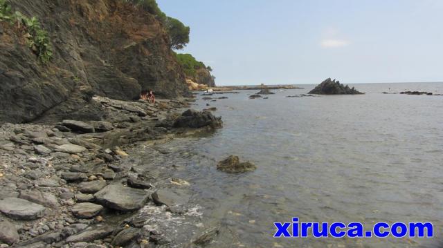 Pedregosas playas saliendo de la Platja de Garbet