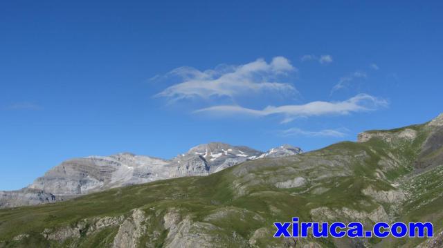 Cirrus sobre el Pico de Añisclo y Monte Perdido