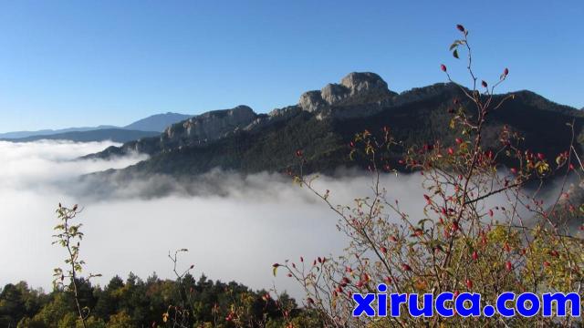 Mar de nubes bajo la Serra dels Trulls y Roca Tallada