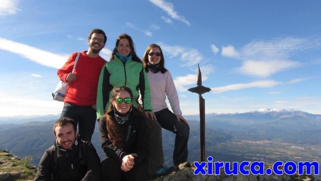 Grupo en el Puig de Sant Cristau con el Canigó de fondo