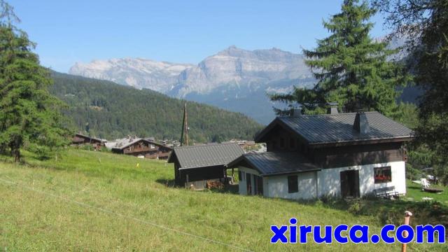 Casas alpinas subiendo a Col de Voza