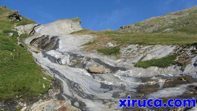 Piedras moldeadas por las aguas de alta montaña