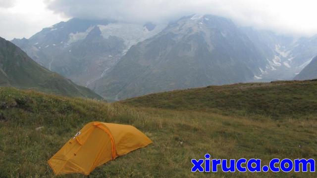 Campamento con Glaciar de la Lée Blanche y Glaciar de Miage