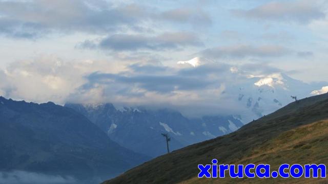 El Mont Blanc asoma entre las nubes