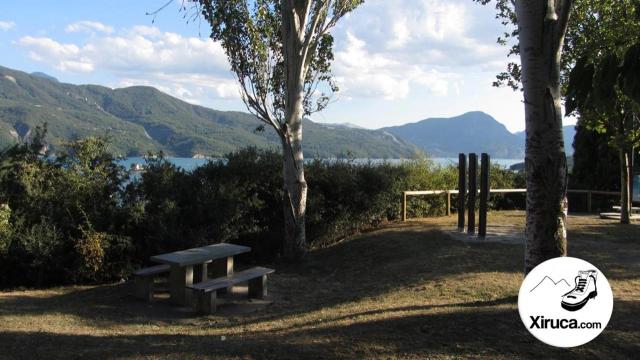 Merendero junto al Lac du Serre-Ponçon