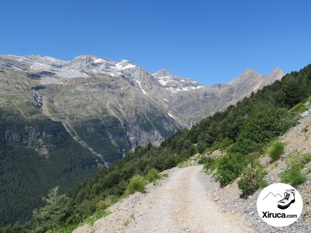 Monte Perdido y Astazus desde la pista de Espierba