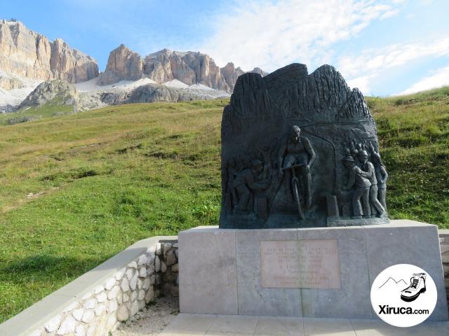 Monumento a Coppi en el Passo Pordoi