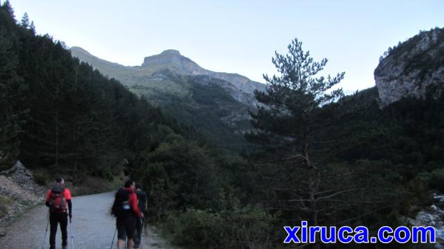 Caminando por la pista por el Valle del Ara